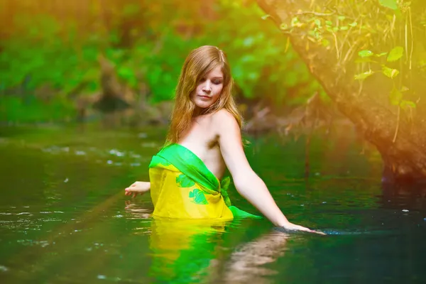Sinar matahari wanita muda pirang berdiri pinggang air di sungai di — Stok Foto