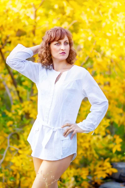 Lumière du soleil belle fille femme brune avec les cheveux bouclés sur un cri — Photo