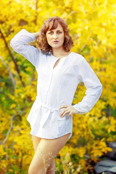 Luce del sole bella ragazza bruna donna con i capelli ricci su un yel — Foto Stock