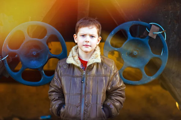 Sunlight Boy homeless on street freezing close to railway carria — Stock Photo, Image