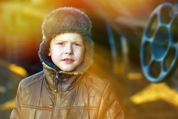 Luce del sole Boy barbone senzatetto sulla strada congelamento vicino alla ferrovia ca — Foto Stock