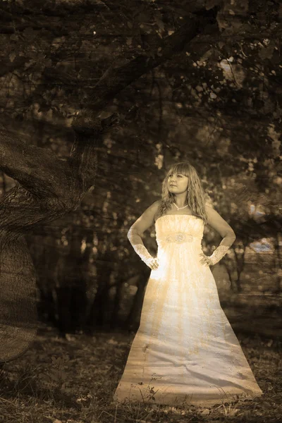 Rétro sépia noir et blanc photo, mariée le jour du mariage est dans un — Photo