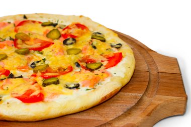 Pizza büyük lezzetli salatalık beyaz zemin üzerine