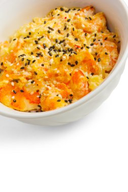 izole beyaz arka plan pişmiş karides susam