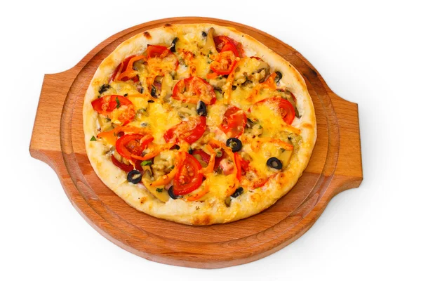 Pizza apetitosa con bandeja de madera de queso de cerca en ba blanca —  Fotos de Stock
