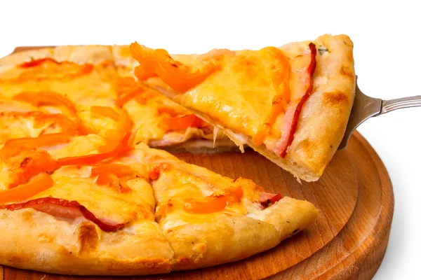 Aptitretande en pizza ost trä facket isolerad på vita backg — Stockfoto