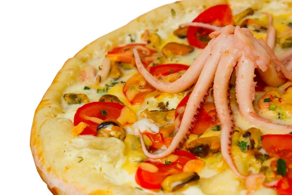 Pizza grandes mariscos sabroso pulpo sobre fondo blanco —  Fotos de Stock