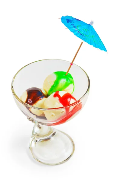 Bola de taza de helado aislado sobre fondo blanco — Foto de Stock