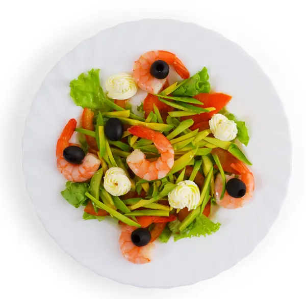 Harina de plato y ensalada de camarones a aceitunas aisladas sobre fondo blanco — Foto de Stock