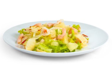 Beyaz arka plan üzerinde izole lezzetli elma karides salatası