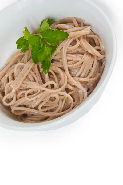 Smakelijke donkere pasta in kom geïsoleerd op witte achtergrond — Stockfoto