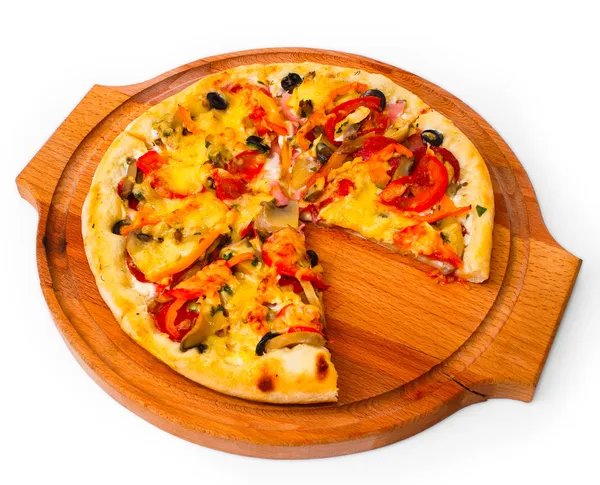 Gustosa pizza con formaggio su vassoio di legno da vicino sfondo bianco — Foto Stock