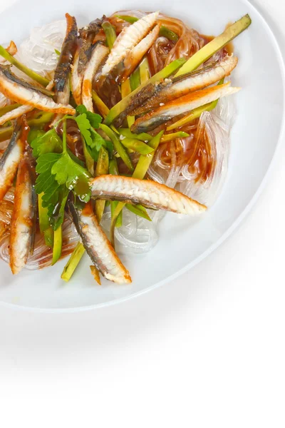 Вкусный рис экстракт рыбы пластины длинные макароны изолированы на белом — стоковое фото