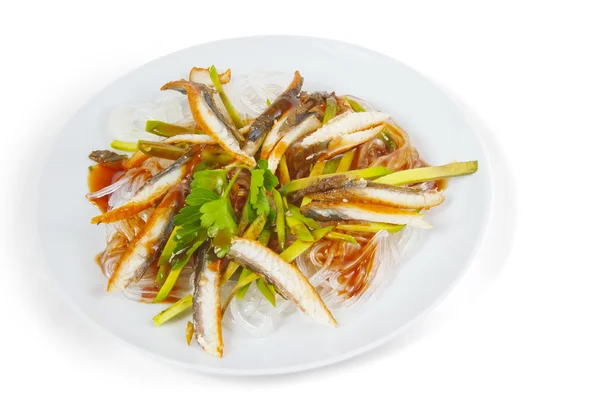 Вкусный рис экстракт рыбы пластины длинные макароны изолированы на белой ба — стоковое фото