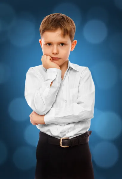 Chłopiec dziecko uważa biznesmen rozwiązuje problem w białej koszuli i t — Zdjęcie stockowe