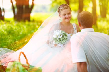 Gelin güneş ışığı Damat Düğün çifti üzerinde yeşil bir backgr arıyor