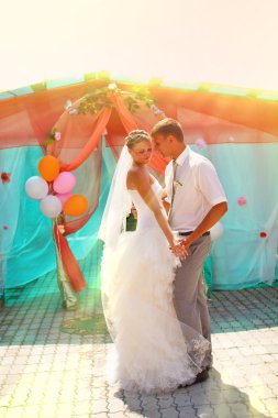 Çift güneş ışığına gelin ve damat öpüşme yeni evli günü dans w