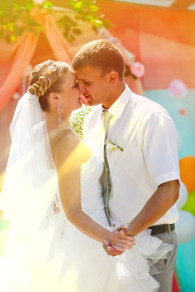 Casal de luz solar noiva e noivo beijando recém-casados no dia de dança w — Fotografia de Stock