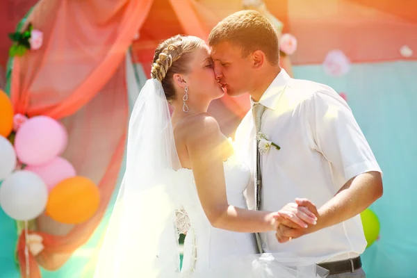 Couple sunlight bride and groom kissing on wedding day dance — Stock Photo, Image