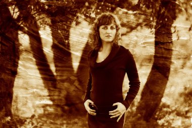 Retro sepya fotoğraf kıvrılmış kadın kıvırcık saçlı genç Avrupalı kız