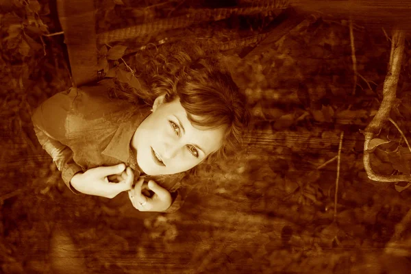 Retro Sepia Foto lockiges Mädchen Frau neben alten Eisentreppen Natur o — Stockfoto