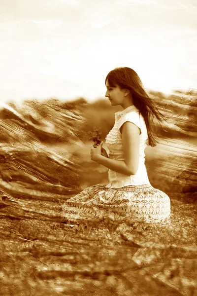 Retro sepya fotoğraf kız güzel esmer alan çiçeklenir yalan — Stok fotoğraf