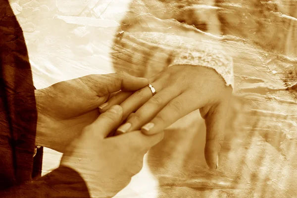 Ρετρό σέπια φωτογραφία χέρια νύφη γαμπρός κινηματογραφήσεων σε πρώτο πλάνο Βέρα σε rus — Φωτογραφία Αρχείου