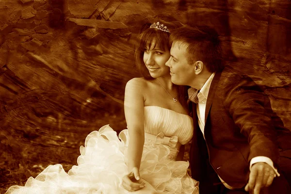 Retro sepia foto, pareja de recién casados recién casados en verde backgr — Foto de Stock