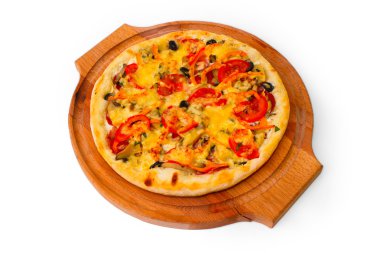 iştah açıcı, ahşap tepsi peynirli pizza kapatmak beyaz backgrou