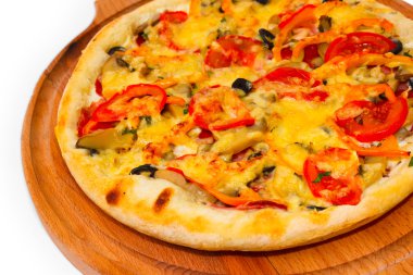 iştah açıcı peynirli pizza ahşap tepsi ile kapatmak beyaz backgrou