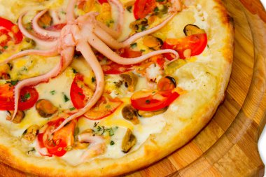 Ahtapot lezzetli pizza deniz ürünleri beyaz zemin üzerine