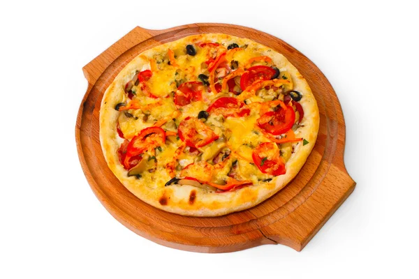 Appetitoso pizza con vassoio di legno formaggio primo piano backgrou bianco — Foto Stock