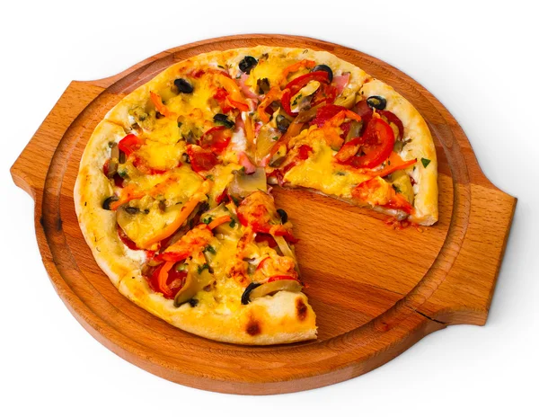 Bandeja apetecible de queso cerrar pizza con fondo blanco de madera —  Fotos de Stock