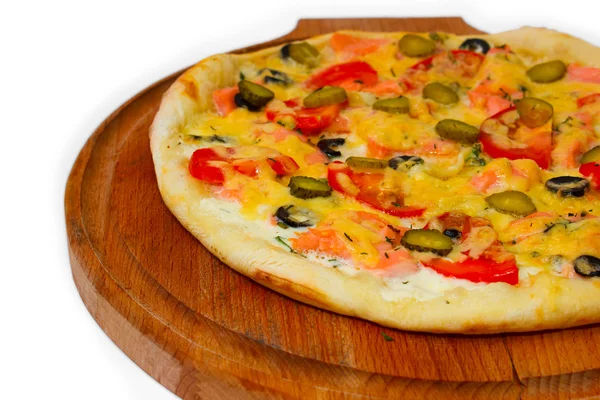 Grande pizza gustoso cetriolo su sfondo bianco — Foto Stock