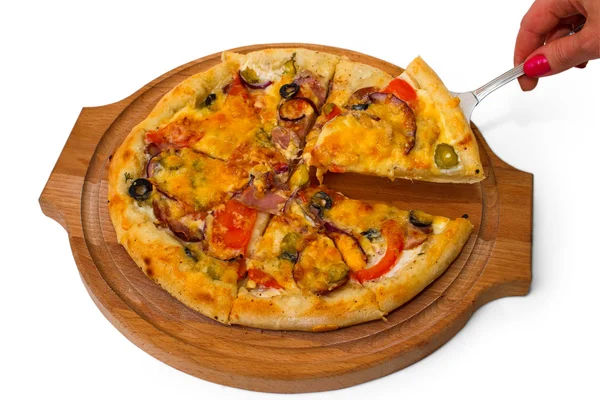 Pizza gustoso formaggio funghi su vassoio di legno vicino zaino bianco — Foto Stock