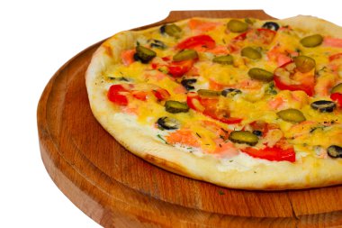 Beyaz arka plan (kırpma yolu üzerinde büyük pizza lezzetli salatalık)
