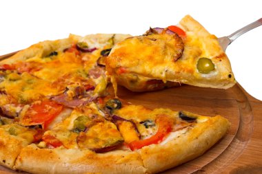 Beyaz arka plan üzerinde izole ahşap peynir lezzetli pizza tepsisi