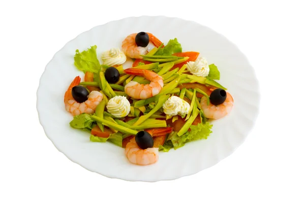 Azeitonas prato refeição salada de camarão isolado no fundo branco clipp — Fotografia de Stock
