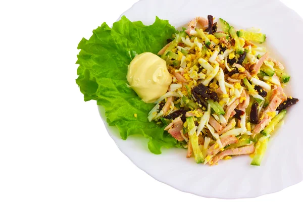 Salade eten smakelijke worst plaat geïsoleerd witte achtergrond clippin — Stockfoto