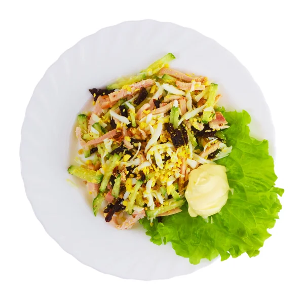 Salata sosis yemek tabağı izole beyaz arka plan kırpma yolu — Stok fotoğraf