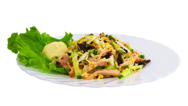 Ensalada sabrosa salchicha plato aislado fondo blanco clippin — Foto de Stock