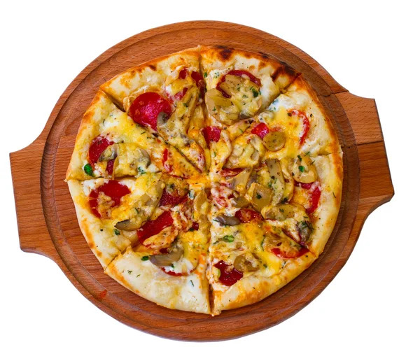 Sabroso queso en bandeja de madera cerca de setas pizza respaldo blanco —  Fotos de Stock