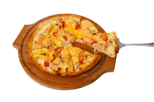 Beyaz arka plan üzerinde izole ahşap tepsi lezzetli pizza peyniri — Stok fotoğraf