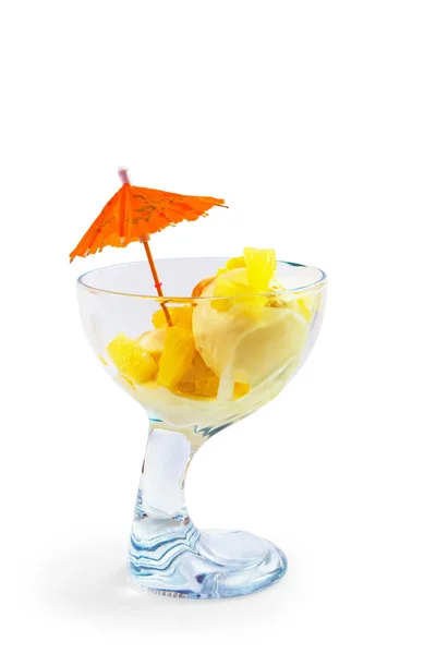 Мороженое и чашки изолированный белый фон — стоковое фото