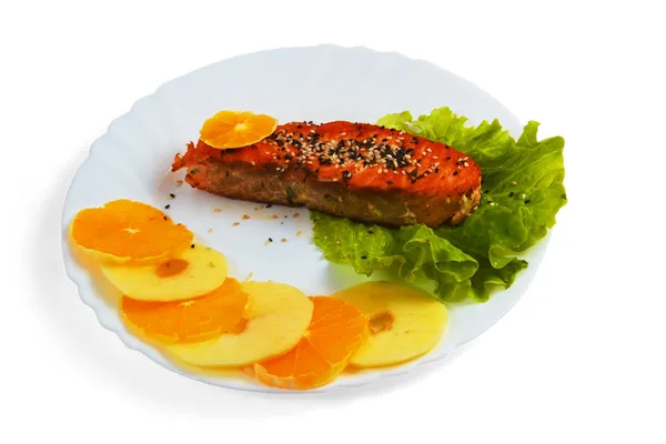 Assiette poisson savoureuse salade bouillie isolé sur fond blanc — Photo