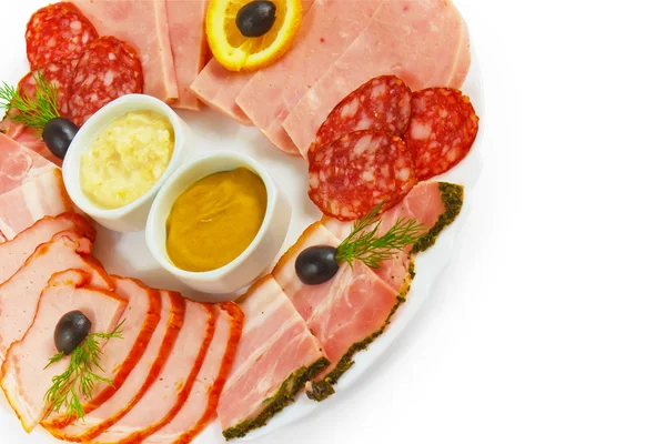 Saucisse tranchée nourriture jambon moutarde isolé assiette sur blanc backgrou — Photo