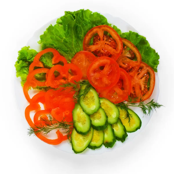 Tomaten smakelijke komkommers gesneden salade plaat geïsoleerd op witte ba — Stockfoto