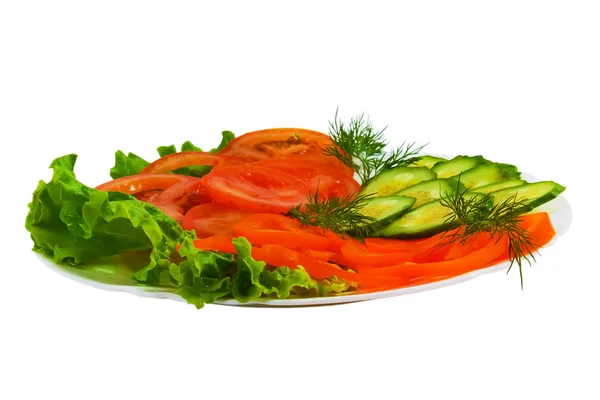 Komkommers tomaten gesneden smakelijke salade plaat geïsoleerd op witte ba — Stockfoto