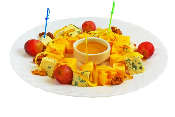 ホワイト バック グラウンド clipp 上に分離されてチーズ ブドウ食品ナッツのサラダ — ストック写真