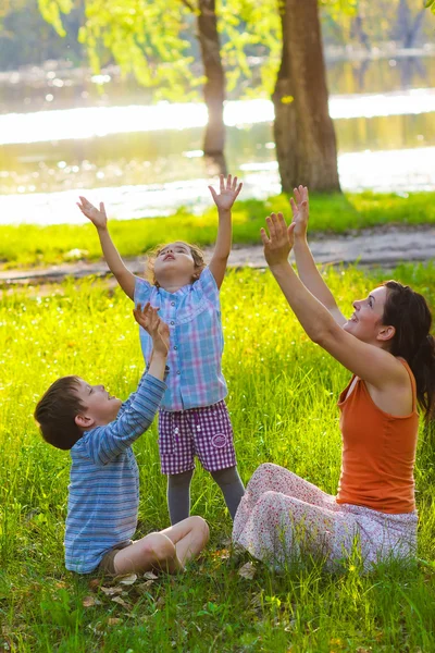 Mãe filha e filho sentado ao ar livre no piquenique meditar stre — Fotografia de Stock